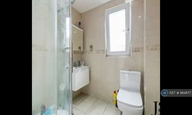 4 Bedroom Flat In Hy...
