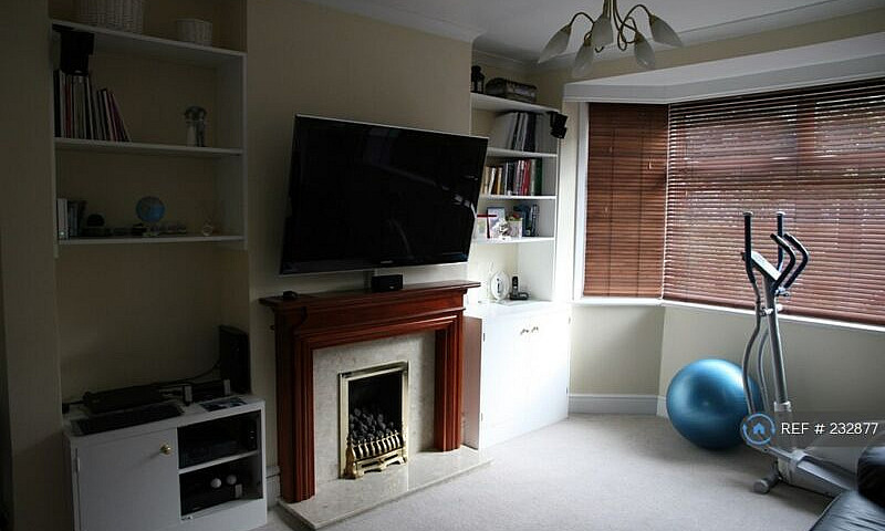 3 Bedroom House In T...