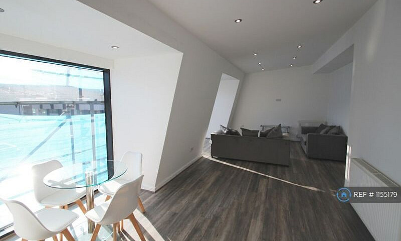 2 Bedroom Flat In Ir...