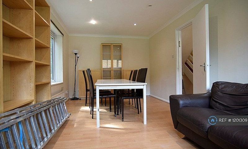 3 Bedroom Flat In Wo...