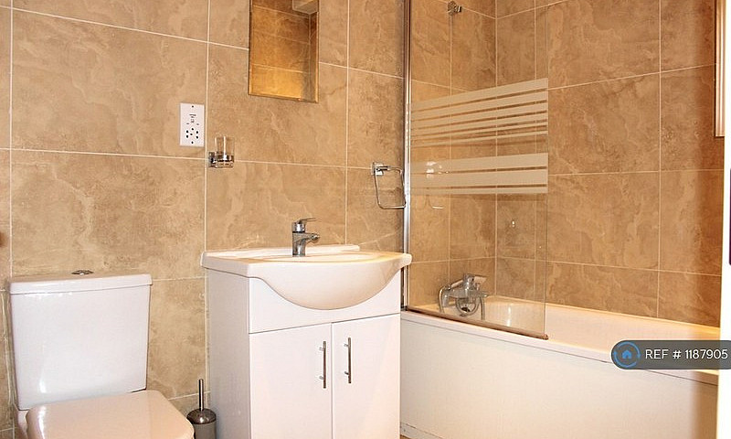 2 Bedroom Flat In Gr...