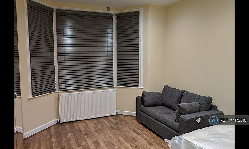 Studio Flat In Deron...