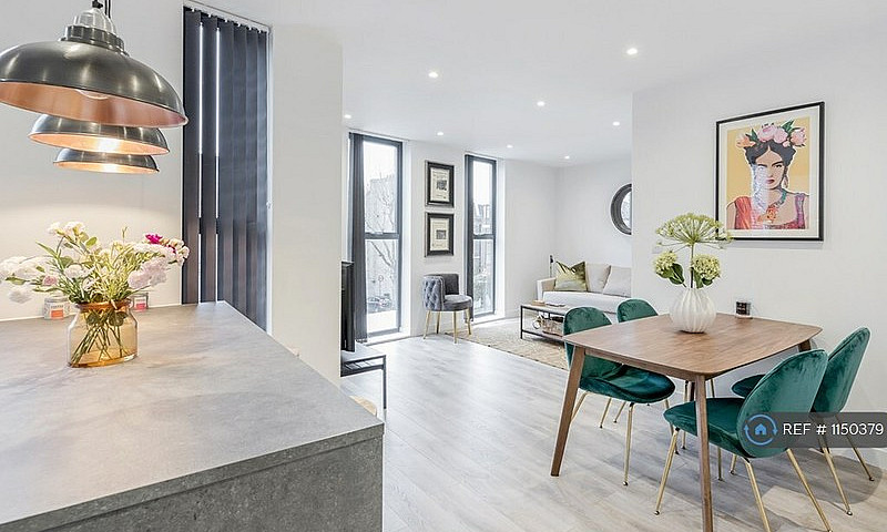 2 Bedroom Flat In Gr...
