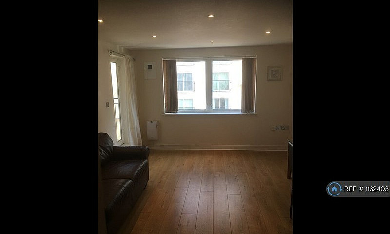 2 Bedroom Flat In Sa...