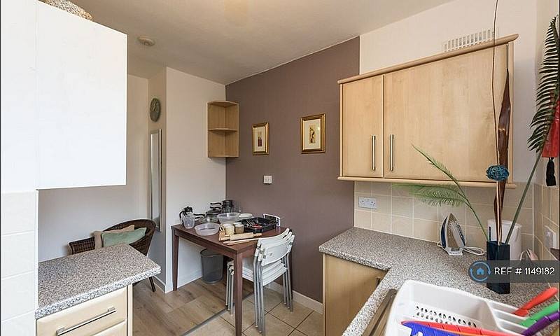 2 Bedroom Flat In Sc...