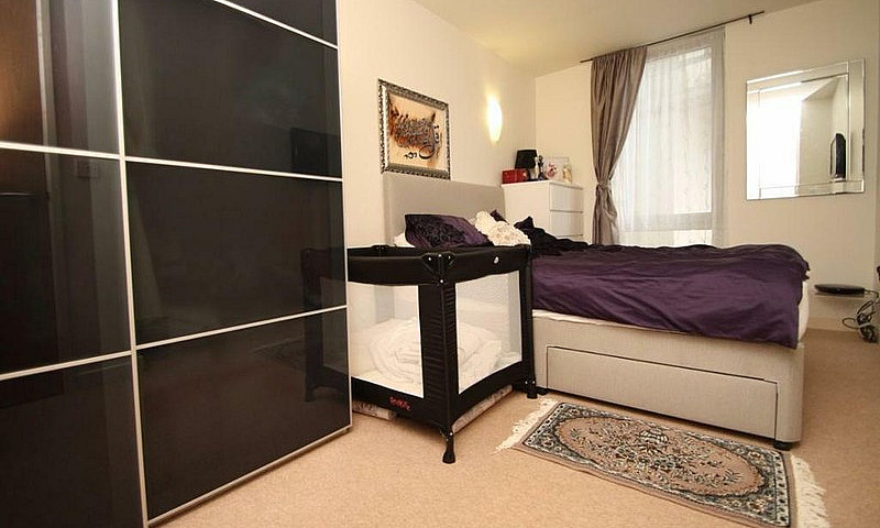 2 Bedroom Flat In Qu...