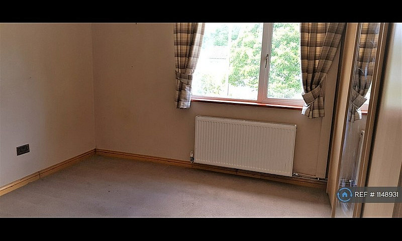 2 Bedroom Flat In St...