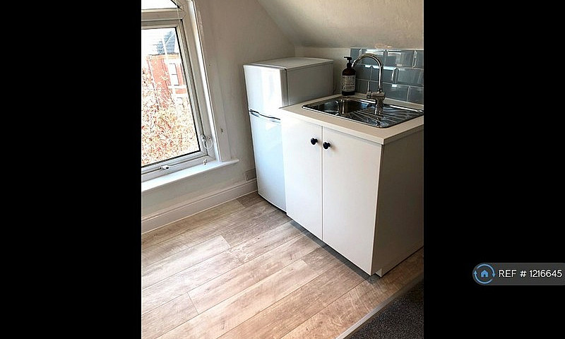 Studio Flat In Nantw...
