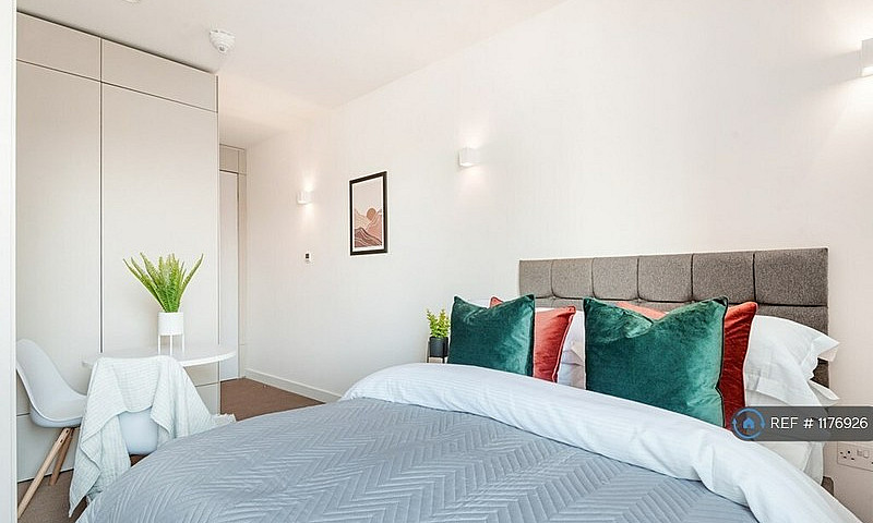 Studio Flat In Houns...