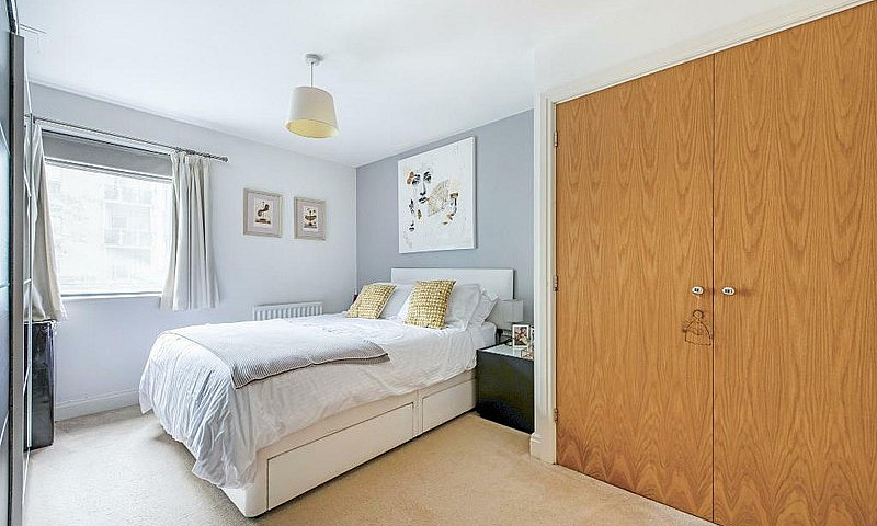 2 Bedroom Flat In St...