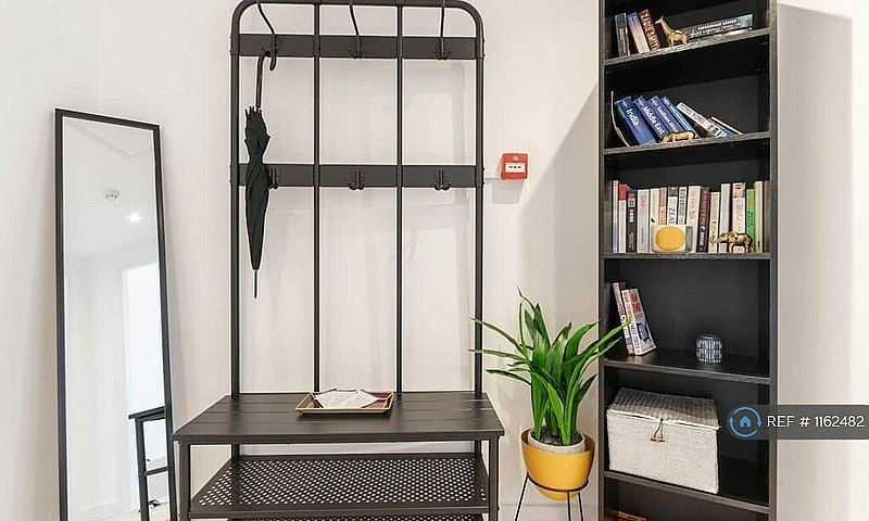 1 Bedroom Flat In La...