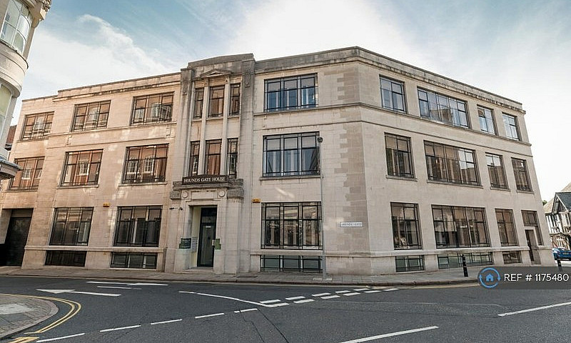 2 Bedroom Flat In Ho...