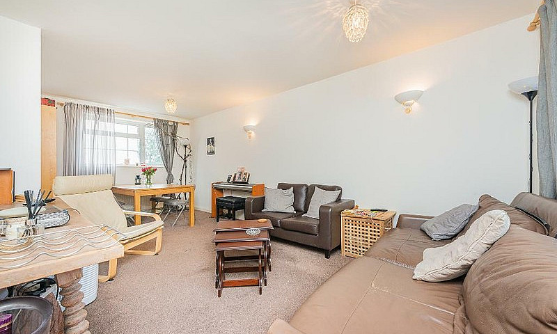 2 Bedroom Flat In St...