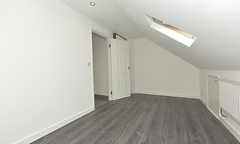  Newly Refurbished T...