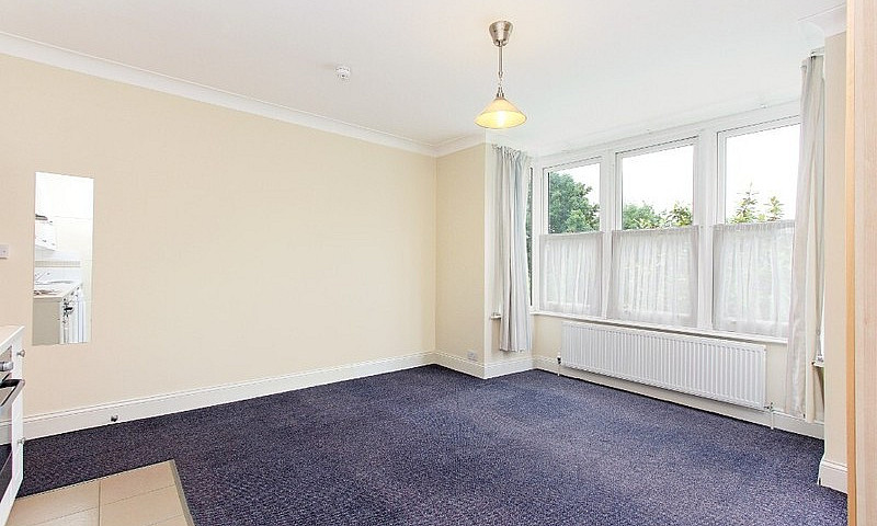 Outstanding 1 Bed Fl...