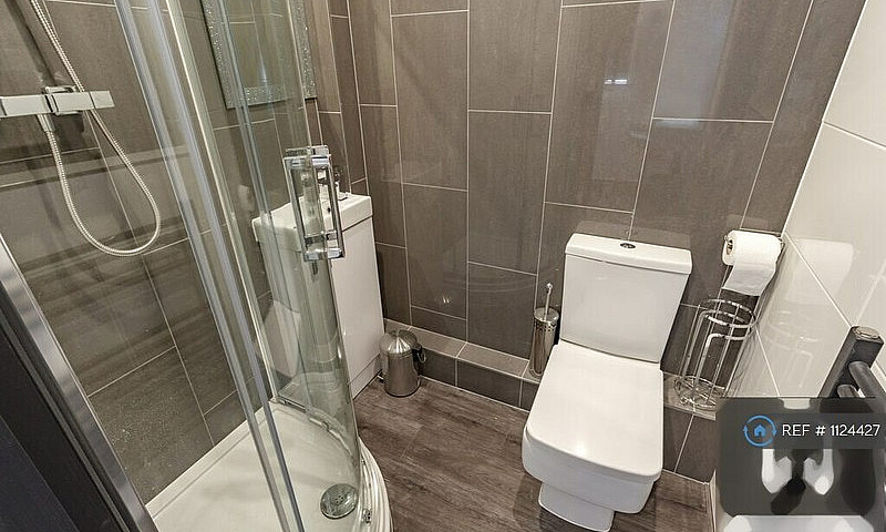 1 Bedroom In Upper F...