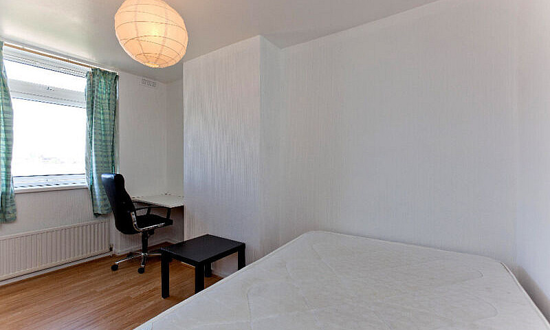 3 - Bedrooms Flat To...