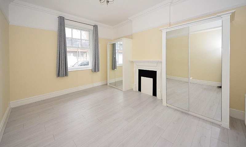 Huge 3 Bedroom Flat ...