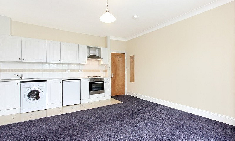 Outstanding 1 Bed Fl...