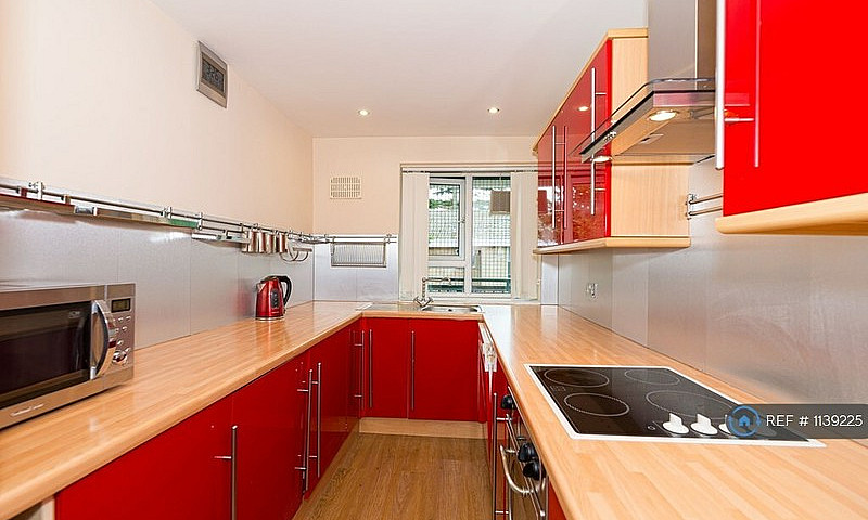 3 Bedroom Flat In Sm...