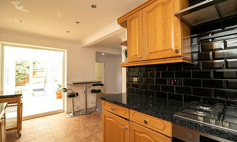 4 Bedroom House In A...