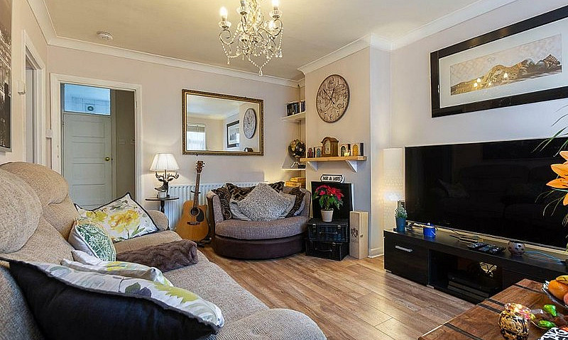 2 Bedroom Flat In Er...