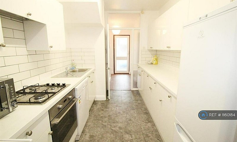 3 Bedroom House In T...