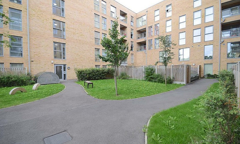 1 Bedroom Flat In Ha...