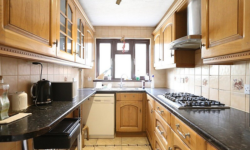 Stunning 3 Bedroom 2...