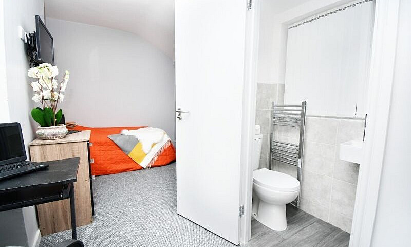 Huddersfield 4 Bed H...