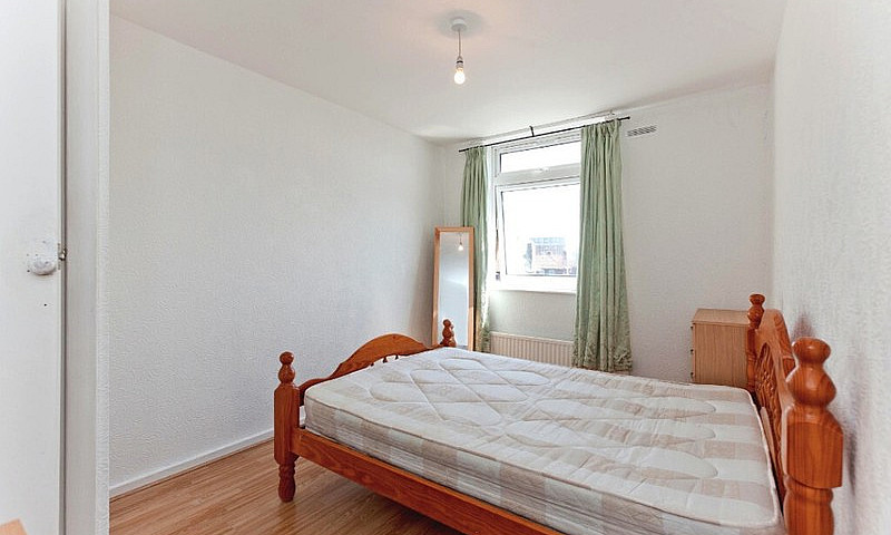 3 - Bedrooms Flat To...