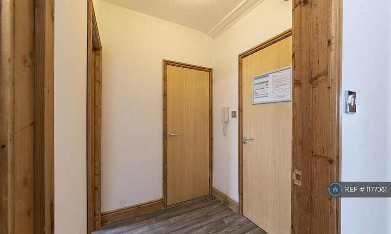 1 Bedroom Flat In Wa...
