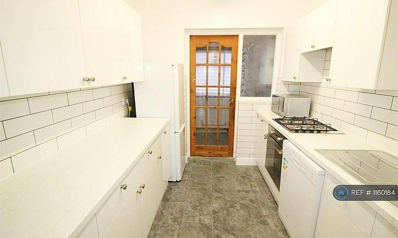 3 Bedroom House In T...