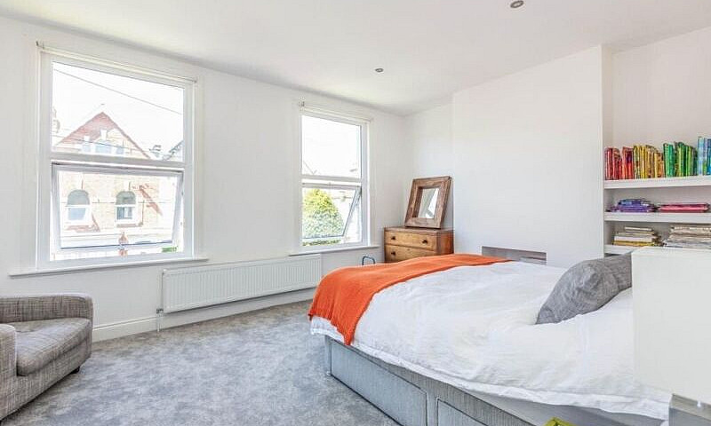 Beautiful 5 Bed Refu...