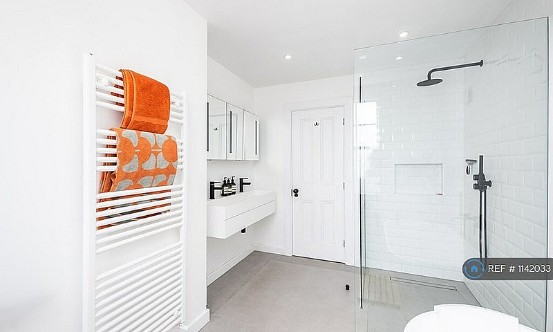 4 Bedroom House In A...