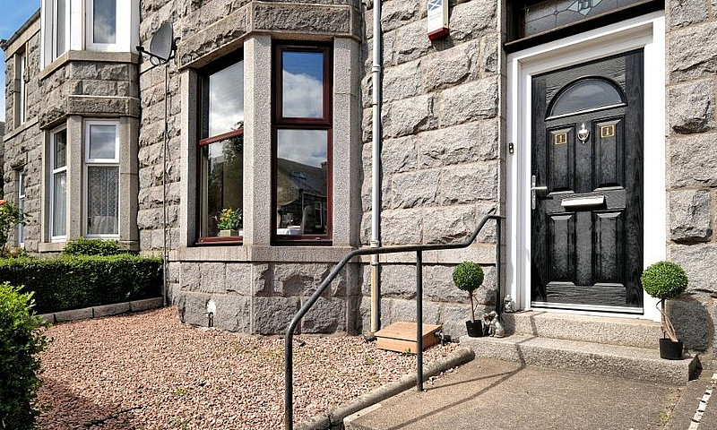 Large 2 Bedroomed Pe...