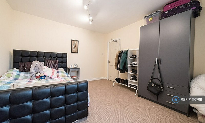 1 Bedroom In Turnfie...