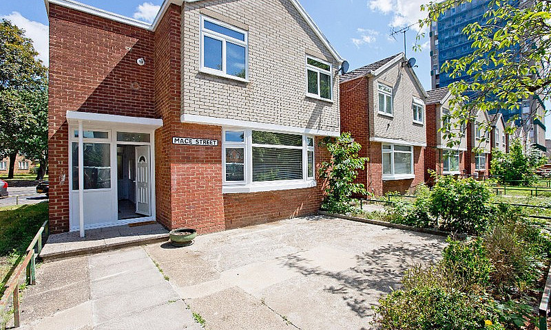 Large 4 Bed House Ne...