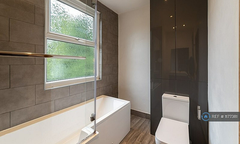 1 Bedroom Flat In Wa...