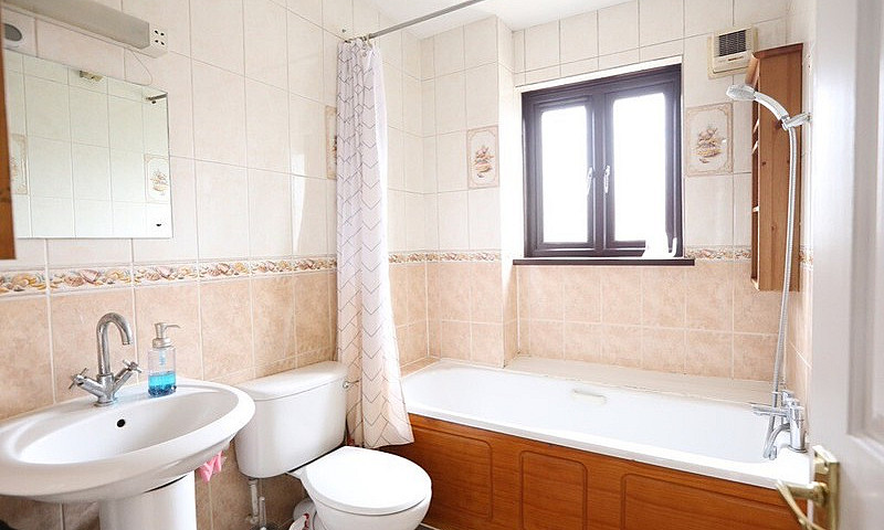Stunning 3 Bedroom 2...