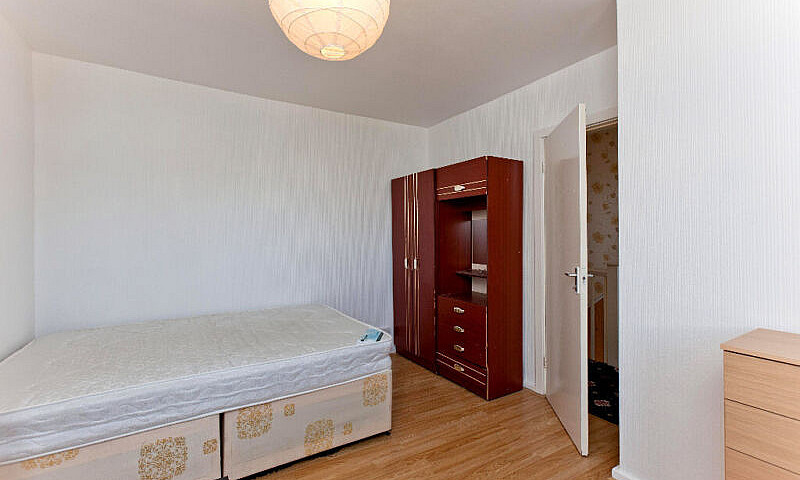 3 - Bedrooms Flat To...