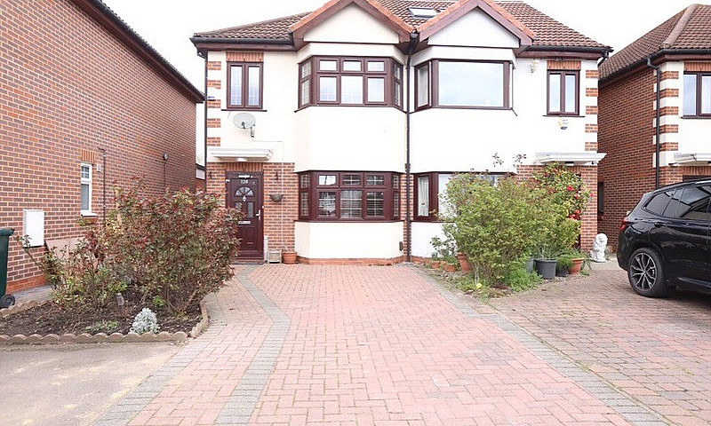 Stunning 3 Bedroom 2...