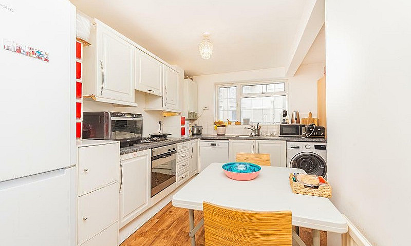 2 Bedroom Flat In St...