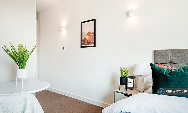 Studio Flat In Houns...