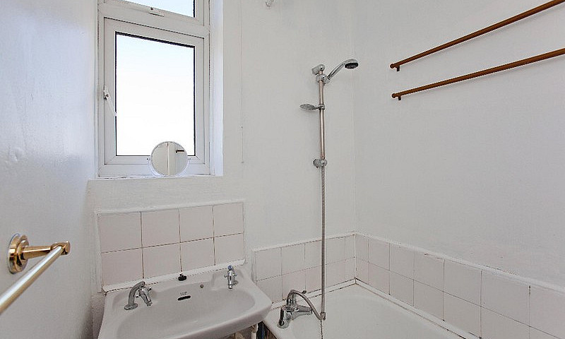 3 - Bedrooms Flat To...