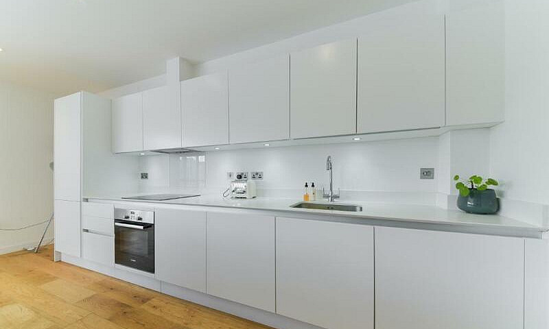 2 Bedroom Flat In Wa...