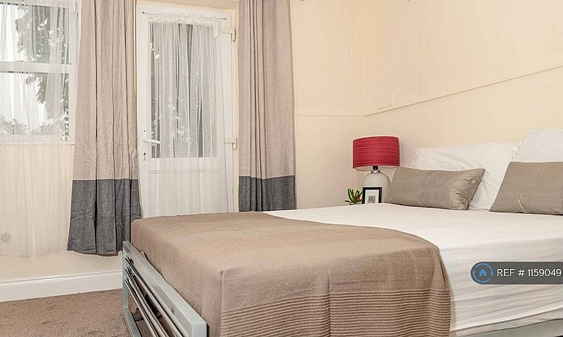2 Bedroom Flat In St...