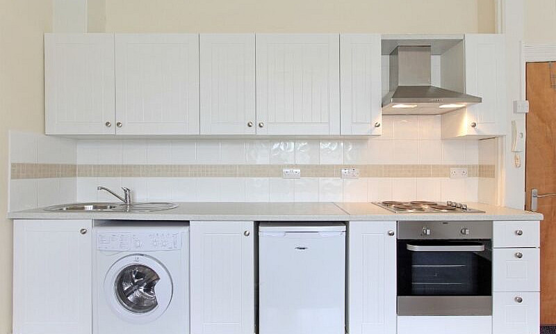 Outstanding 1 Bed Fl...