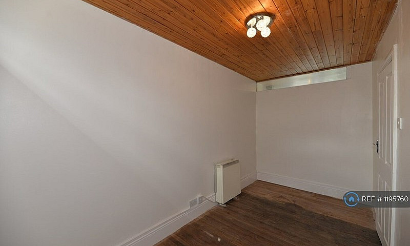 1 Bedroom Flat In St...