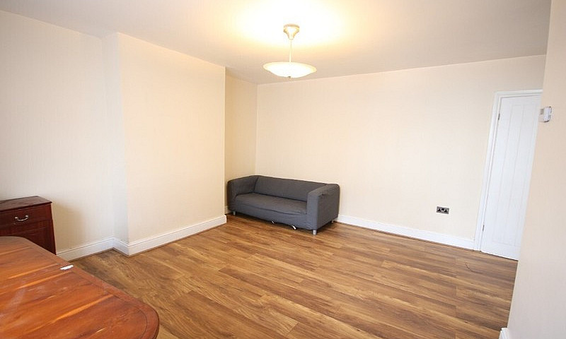 Large 2 Bedroom Flat...